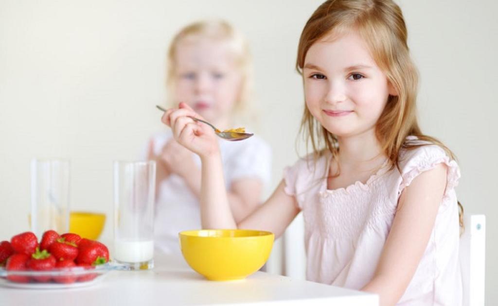 آداب غذا خوردن برای کودکان؛ چگونه رفتارهای درست را به کودک آموزش دهیم؟